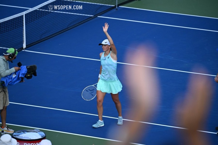 我们聚焦两 我们聚焦两